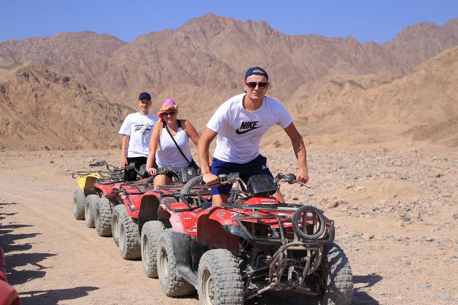 4Jeep Safari ile Renkli Kanyon (Salama) ve Dahab'da Şnorkelli Yüzme | En İyi 4x4 Günübirlik Gezi